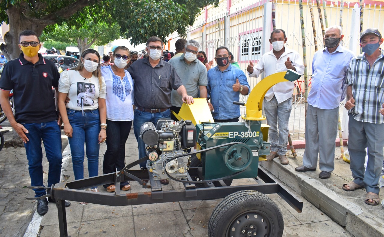 Prefeito, Vereadores e Presidente da Câmara de Itapetim, participam da entrega de alevinos e ensiladeira